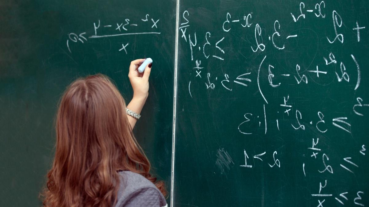 女学生在黑板上解一道数学题.